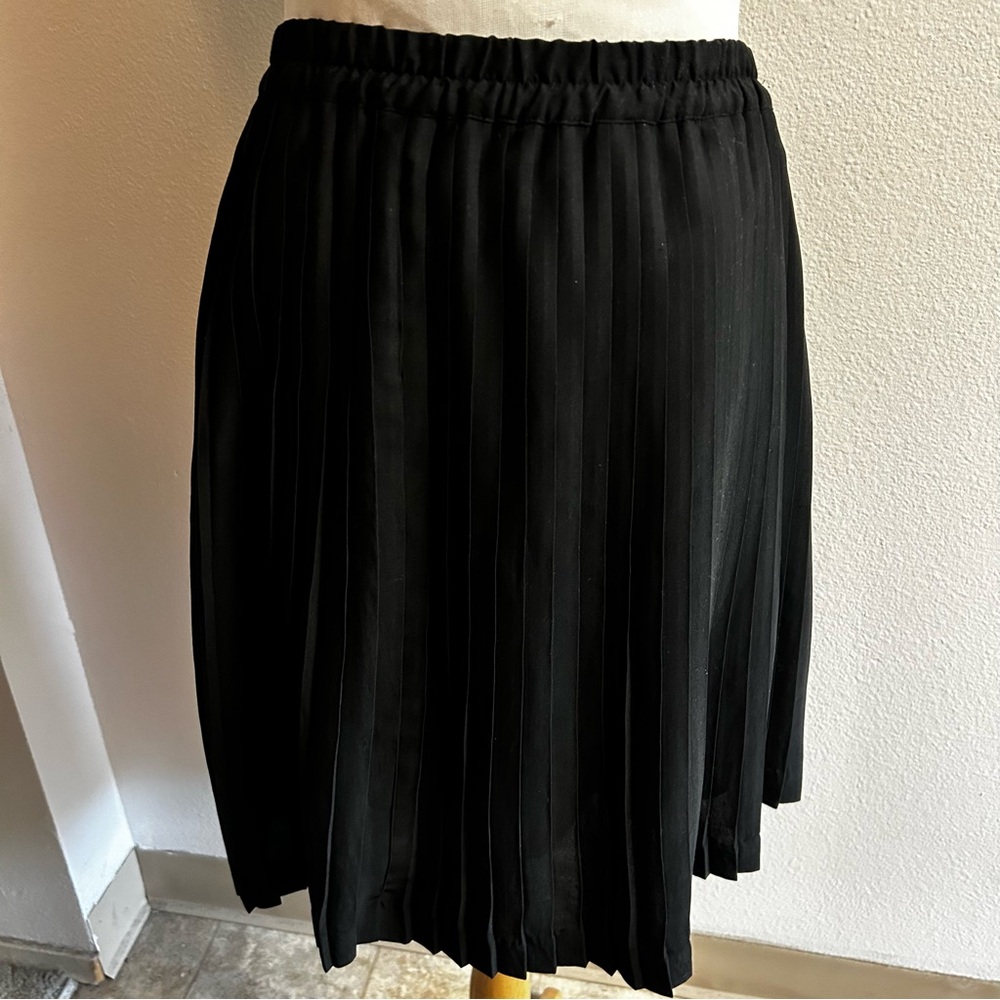 Banana Republic Black pleated Skirt sz small knee length good condition